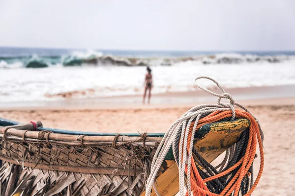 Un viejo barco pesquero y un océano tormentoso. Sri Lanka —  Fotos de Stock