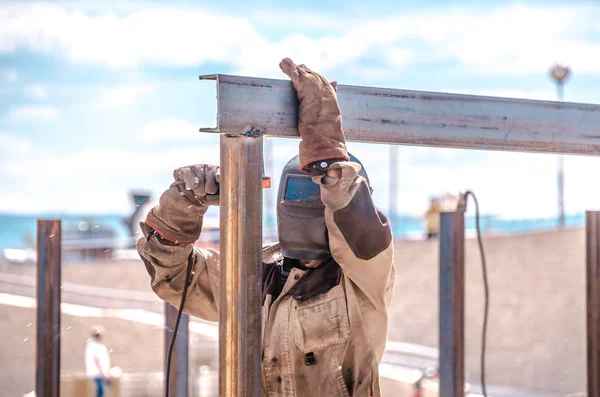 Soldador en el trabajo —  Fotos de Stock