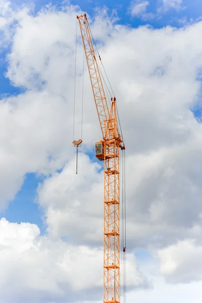 Industrial construction crane against blue sky with clouds — Stock Photo, Image