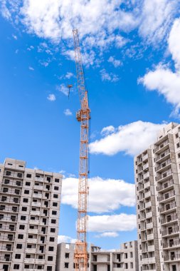 Yeni yüksek katlı bina ve vinç Kaldırma