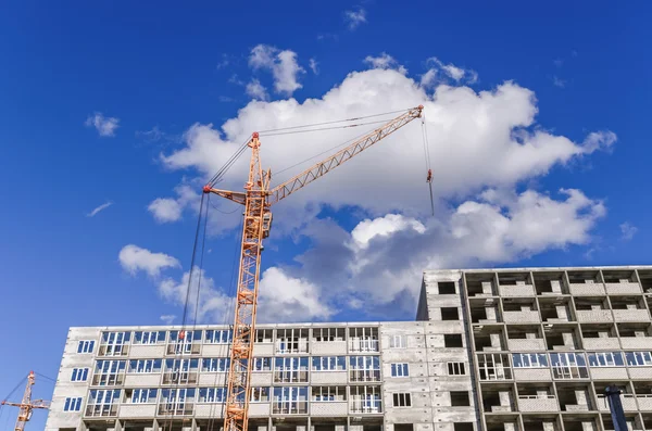 Nya höga hus och stora crane — Stockfoto