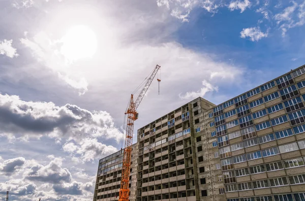 Bau von Hochhäusern und Industriekränen — Stockfoto