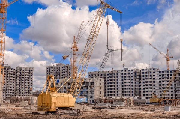 Construção de edifícios e máquinas de construção — Fotografia de Stock