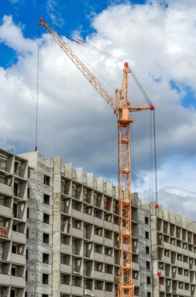 Byggnadsverk och höghus crane — Stockfoto