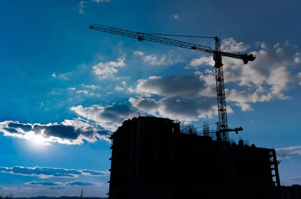 Moderne gebouw in aanbouw en hijsen van kranen — Stockfoto