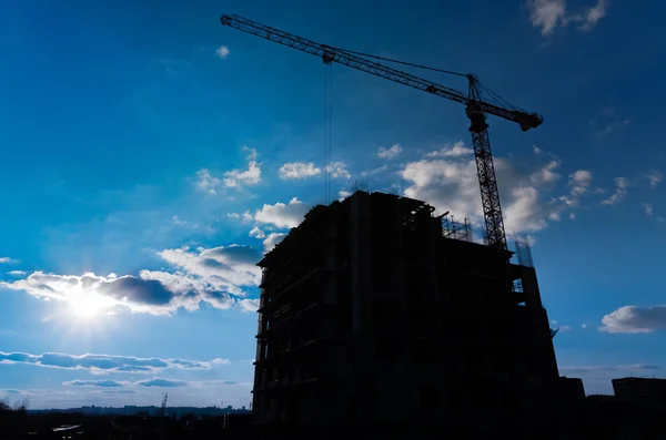 Construção de canteiro de obras e enorme guindaste — Fotografia de Stock