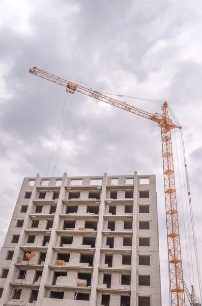 Building multistorey houses and hoisting cranes — Stock Photo, Image