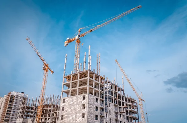 New apartments and huge crane — Stock Photo, Image