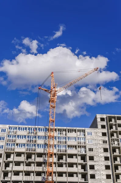 Flera våningar bostäder under uppförande och kraftfull crane — Stockfoto