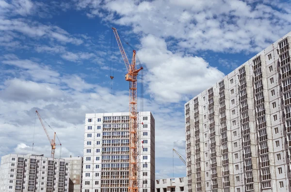 Baukräne und neue Hochhäuser — Stockfoto