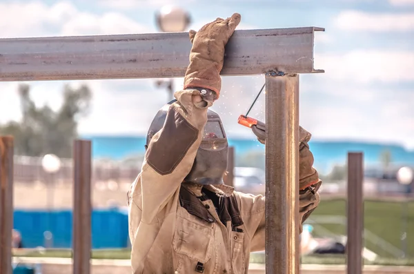 Soldador que trabaja fuera en la construcción de metal —  Fotos de Stock