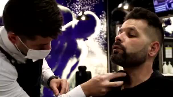 Tukang Cukur Dari Usia Yang Berbeda Bekerja Sebuah Salon — Stok Video