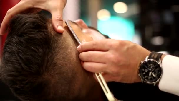 Cerrar Peluquero Afeita Barba Con Espuma Afeitar — Vídeos de Stock