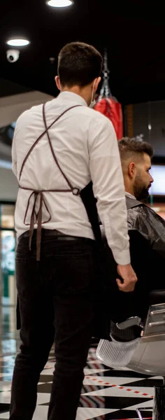 Barbeiro Tiro Cheio Com Máscara Corta Cabelo Cliente Com Características — Fotografia de Stock