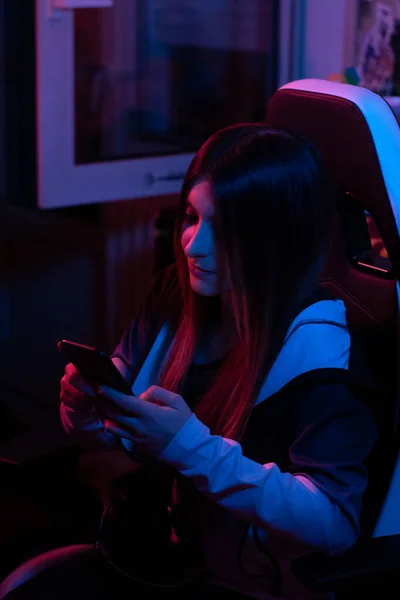Gamer Κορίτσι Χρησιμοποιεί Κινητό Της Τηλέφωνο Πριν Αρχίσετε Παίζετε Online — Φωτογραφία Αρχείου