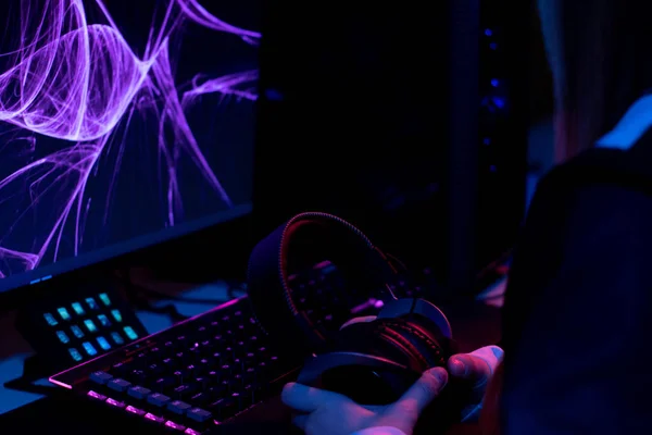 Púrpura Azul Rosa Configurar Gamer Con Teclado Monitor Perteneciente Una —  Fotos de Stock