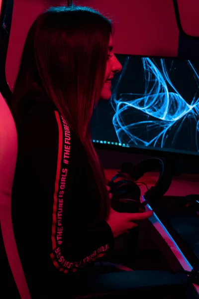 Glimlachende Gamer Meisje Begint Haar Computer Spelen Roze Blauw Set — Stockfoto