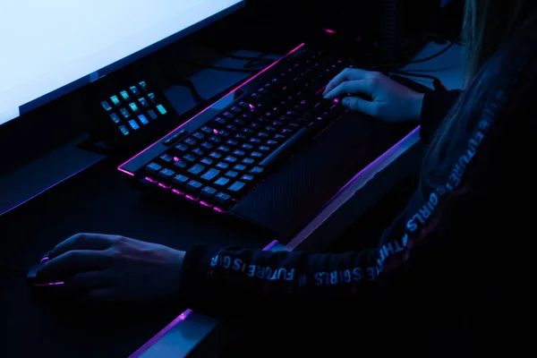 Nahaufnahme von Spielermädchenhänden, die ihren Computer in einem dunkelblau eingerichteten Gamer benutzen — Stockbild Nahaufnahme Von Spielermädchenhänden Die Ihren Computer Einem Dunkelblau Eingerichteten Gamer — Stockfoto