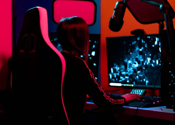 Jong Gamer Meisje Maakt Gebruik Van Haar Computer Toetsenbord Tijdens — Stockfoto