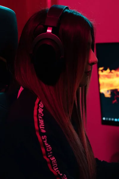 Gamer Κορίτσι Κοιτάζοντας Οθόνη Της Ένα Πολύχρωμο Δωμάτιο Ροζ Φως — Φωτογραφία Αρχείου