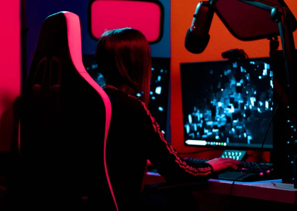 Νεαρή Gamer Κορίτσι Χρησιμοποιεί Πληκτρολόγιο Του Υπολογιστή Της Ενώ Αλληλεπιδρά Εικόνα Αρχείου