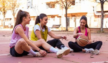 Basketbol maçından önce üç genç basketbolcu şehir sahasında etkileşime giriyor