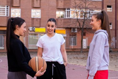 Basketbol maçından önce üç genç basketbolcu şehir sahasında etkileşime giriyor