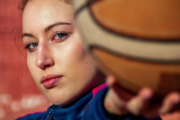 Die Blauäugige Basketballerin Hält Den Ball Der Hand — Stockfoto