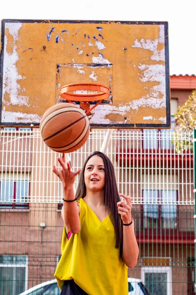 Basketballspieler Rosa Oberteil Sitzt Auf Einem Städtischen Basketballfeld — Stockfoto