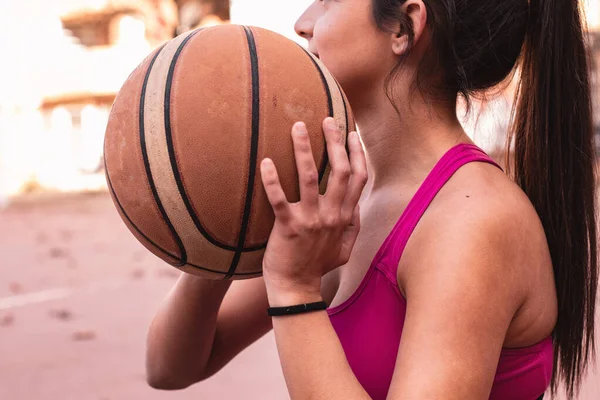 Närbild Okänd Basketspelare Håller Bollen Händerna Medan Sitter — Stockfoto