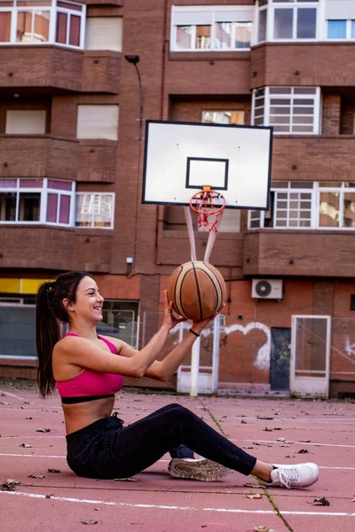 Basketbalista Sportovním Oblečení Leží Uprostřed Basketbalového Hřiště Zatímco Hraje Míčem — Stock fotografie