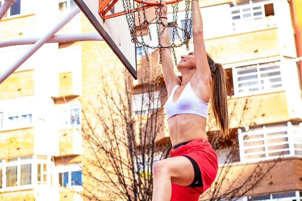 Blondýnka Dívka Basketbalista Uchopí Basketbalový Koš — Stock fotografie