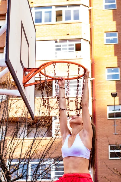 Blondýnka Dívka Basketbalista Uchopí Basketbalový Koš — Stock fotografie