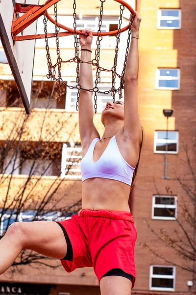 Blondýnka Dívka Basketbalista Uchopí Basketbalový Koš — Stock fotografie