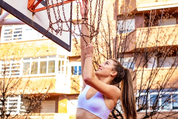 ブロンド女の子バスケットボール選手取得ザバスケットボールフープ — ストック写真