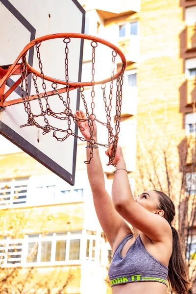 Eine Kaukasische Basketballspielerin Lächelt Als Sie Versucht Einen Basketballkorb Ergreifen — Stockfoto