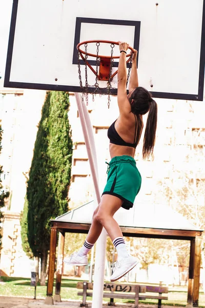 Eine Braunhaarige Kaukasische Basketballspielerin Erhängt Sich Basketballkorb — Stockfoto