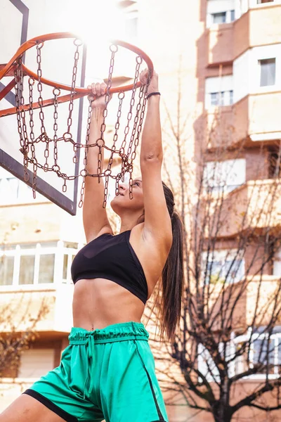 Vertikale Aufnahme Über Eine Braunhaarige Kaukasische Basketballspielerin Die Sich Basketballkorb — Stockfoto