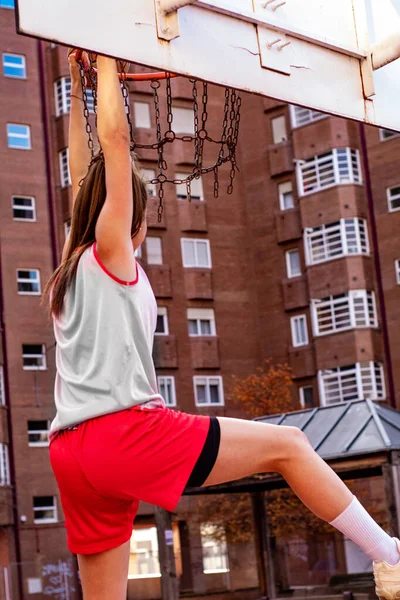 ブロンド女の子バスケットボール選手取得ザバスケットボールフープ — ストック写真