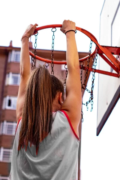 Blondýnka Dívka Basketbalista Uchopí Basketbalový Koš — Stock fotografie