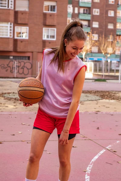 Basketballspieler Rosa Oberteil Sitzt Auf Einem Städtischen Basketballfeld — Stockfoto