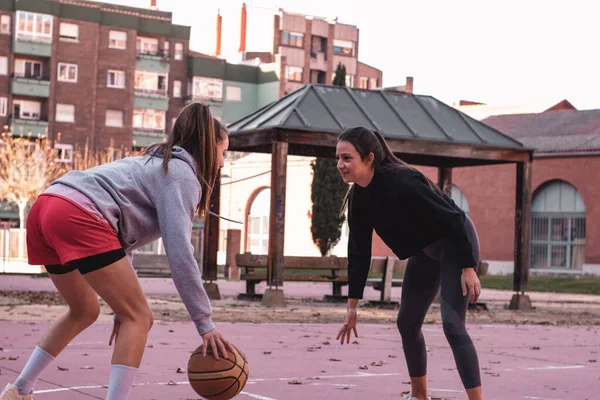 Blondýnka Dívka Snaží Vyjednávat Brunetkou Dívku Zatímco Hraje Basketbal Městském — Stock fotografie