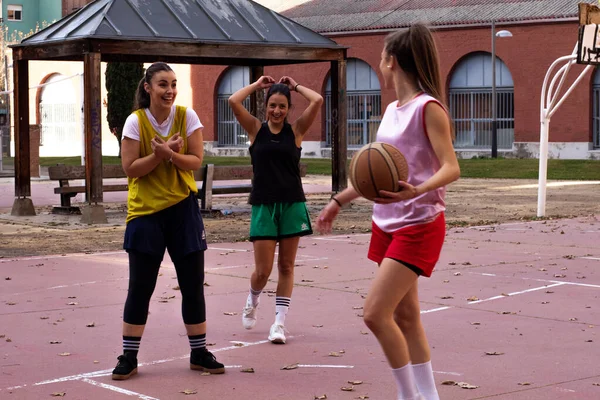 Τρεις Νεαροί Μπασκετμπολίστες Αλληλεπιδρούν Αστικό Γήπεδο Πριν Τον Αγώνα Μπάσκετ Φωτογραφία Αρχείου