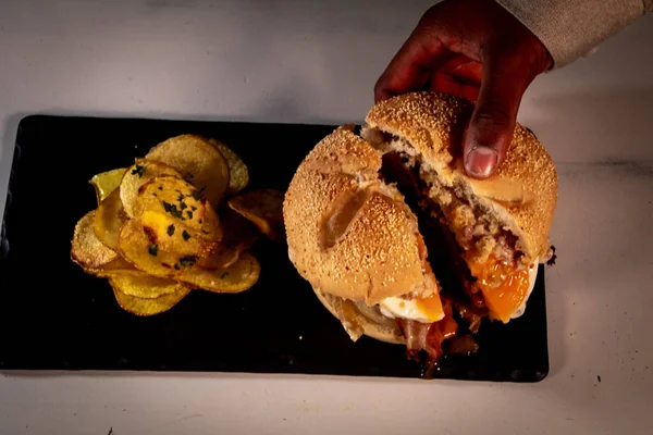 Ragazzo Con Mani Nere Prende Delizioso Hamburger Fatto Spagna — Foto Stock