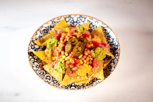 Luftaufnahme Traditionelles Mexikanisches Essen Nachoteller Mit Chili Bohnen Und Mais — Stockfoto