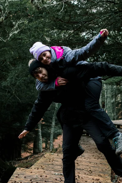 Młoda Para Wędrowców Bawi Się Szczęśliwie Pięknej Drewnianej Ścieżce Obok — Zdjęcie stockowe