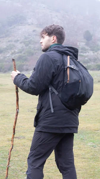 Jonge Kaukasische Wandelaar Gebruikt Een Stok Zijn Route Door Berg — Stockfoto