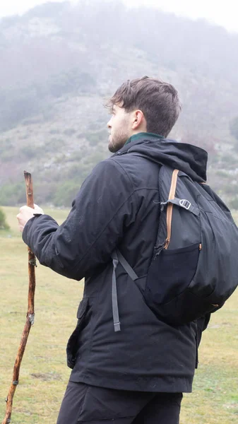 Młody Kaukaski Turysta Używa Kija Zacząć Swoją Trasę Przez Góry — Zdjęcie stockowe