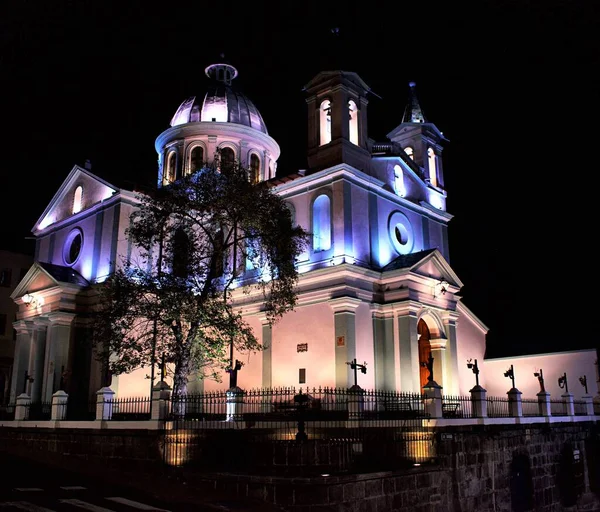 Quito 'daki kiliseye gece manzarası
