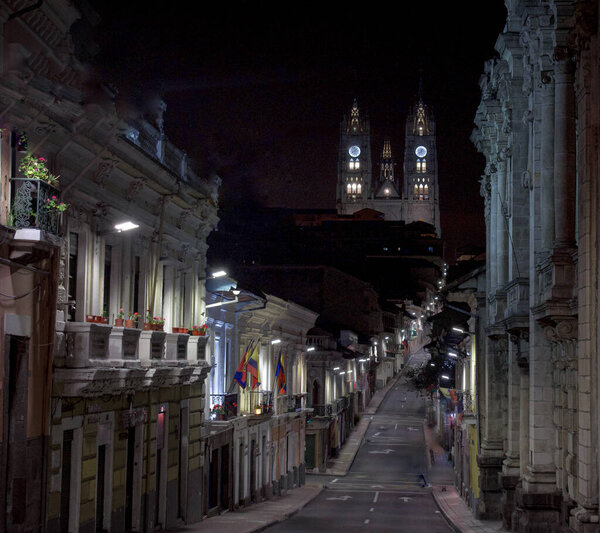 ночной вид на базилику национального голосования Кито-Эквадор